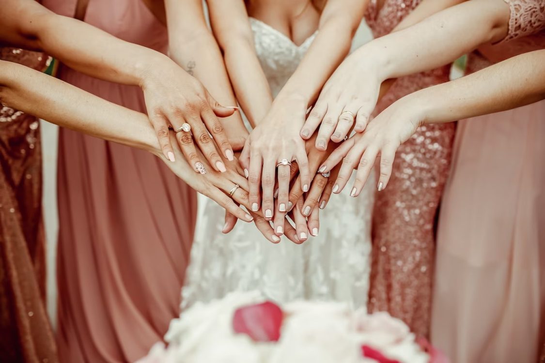 Novia y damas de honor en una boda, d-uñas